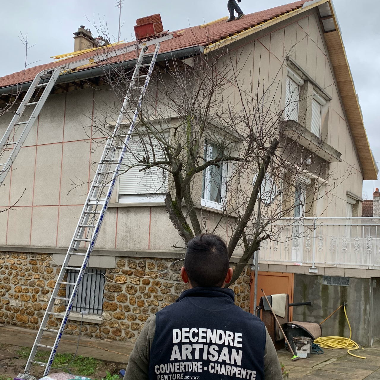 Couvreur charpentier prestations d'entretien et nettoyage toit à Clamart et Saint-Cloud (92)